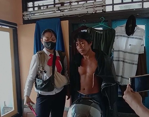 Penggeledahan sabu di kediaman Samsudin (51) dan kediaman MFH (29) di Lingkungan Gapuk Selatan Kelurahan Dasan Agung Kecamatan Selaparang Kota Mataram, Senin (4/7/2022).