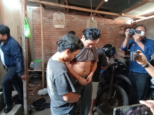 Penggeledahan sabu di dua TKP di Lingkungan Gapuk Selatan Kelurahan Dasan Agung Kecamatan Selaparang Kota Mataram, Senin (4/7/2022).