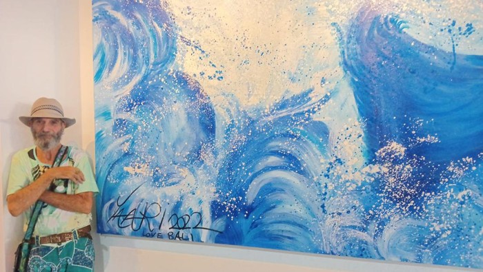 Seniman asal Amerika Serikat Yaari Rom menggelar pameran lukisan bertajuk The Art of Mother Earth di Park23 Gallery & Creative Hub, Bali, 6-29 Juli 2022.