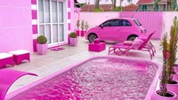 Bruna Barbie membangun rumah Barbie impiannya yang tentu saja serba pink. Konon ia sudah menghabiskan hampir Rp 3 miliar untuk membuat rumah Barbie ala dirinya ini.