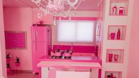 Begini sekilas penampakan ruang makan Bruna Barbie yang menyatu dengan dapur. Tampak piring, gelas, serbet, panci, hingga kulkas di dapurnya warna pink.