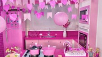 Duh! Masuk ke dapur Bruna Barbie serasa masuk ke dapur Barbie versi dunia nyata ya? Semuanya tampak imut dan menggemaskan.