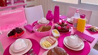 Area ruang makan Bruna Barbie selalu semarak dengan kehadiran makanan enak. Kali ini ia menyuguhkan cake, roti, dan buah segar.
