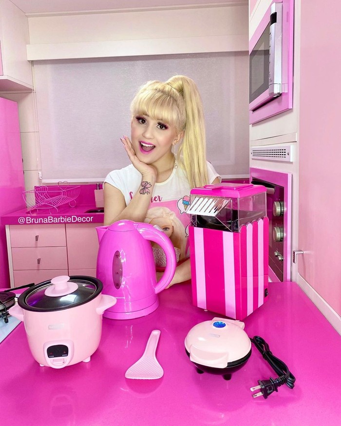 Serba Pink! Dapur dan Ruang Makan Milik Bruna, Barbie di Dunia Nyata Serba Pink! Dapur dan Ruang Makan Milik Bruna, Barbie di Dunia Nyata