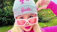 Ia dikenal sebagai Barbie di kehidupan nyata. Semua hal yang melekat pada dirinya identik dengan warna pink.