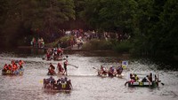 Peserta mengikuti Lomba Rakit Chester tahunan di Sungai Dee di Chester, Inggris, Minggu, (3/7/2022).