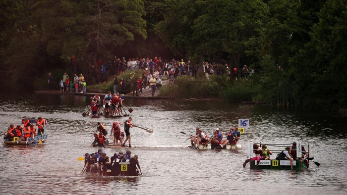 Serunya Balap Rakit Chester di Inggris Competitors dressed as characters from British television series 'Little Britain' take part in the annual Chester Raft Race on the River Dee in Chester, Britain, July 3, 2022. REUTERS/Phil Noble TPX IMAGES OF THE DAY