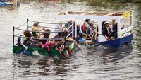 Selama perlombaan, para peserta diperbolehkan untuk saling mengganggu perahu rakit milik lawan dengan menyiramkan air, bahkan saling senggol.