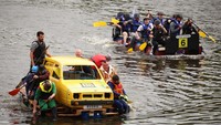 Para peserta membawa perahu hasil rakitan mereka sendiri untuk dilombakan. Masing-masing tim harus beradu kecepatan mengarungi sungai.