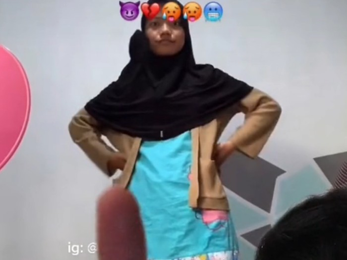 Setelah cewek kue dan bumi, beredar viral cewek seblak di media sosial. Setelah cewek kue dan bumi, beredar viral cewek seblak di media sosial.