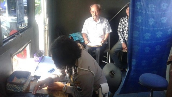 Di Surabaya ada dua tempat yang biasa menggelar layanan SIM keliling. Dua tempat tersebut yakni Jatim Expo dan Pasar Tambak Rejo.