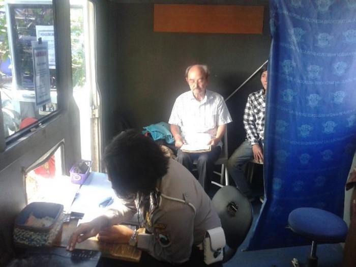 Di Surabaya ada dua tempat yang biasa menggelar layanan SIM keliling. Dua tempat tersebut yakni Jatim Expo dan Pasar Tambak Rejo.