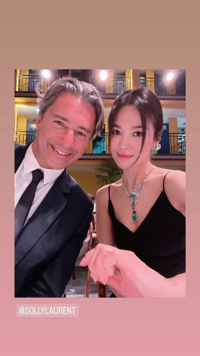 Pada acara Chaumet ini, aksi Song Hye Kyo berpose selfie dengan seorang pria bule mencuri atensi. Sang pria bukan orang sembarang. Dia adalah Laurent Solly, petinggi Facebook Eropa yang juga dikenal sebagai bos Metaverse kawasan Eropa. Foto: Dok. Instagram @kyo1122 @chaumetofficial