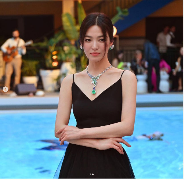 Song Hye Kyo menyandang gelar brand ambassador Chaumet sejak 2018. Chaumet merupakan brand perhiasan yang berdiri sejak 1780. Pendiri CHAUMET, Marie-Etienne Nitot, memulai kariernya sebagai pembuat perhiasan istana untuk pemimpin militer Prancis dan kaisar Napoleon Bonaparte. Foto: Dok. Instagram @kyo1122 @chaumetofficial