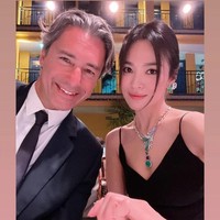 Pada acara Chaumet ini, aksi Song Hye Kyo berpose selfie dengan seorang pria bule mencuri atensi. Sang pria bukan orang sembarang. Dia adalah Laurent Solly, petinggi Facebook Eropa yang juga dikenal sebagai bos Metaverse kawasan Eropa. Foto: Dok. Instagram @kyo1122 @chaumetofficial