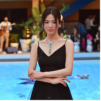 Song Hye Kyo menyandang gelar brand ambassador Chaumet sejak 2018. Chaumet merupakan brand perhiasan yang berdiri sejak 1780. Pendiri CHAUMET, Marie-Etienne Nitot, memulai kariernya sebagai pembuat perhiasan istana untuk pemimpin militer Prancis dan kaisar Napoleon Bonaparte. Foto: Dok. Instagram @kyo1122 @chaumetofficial