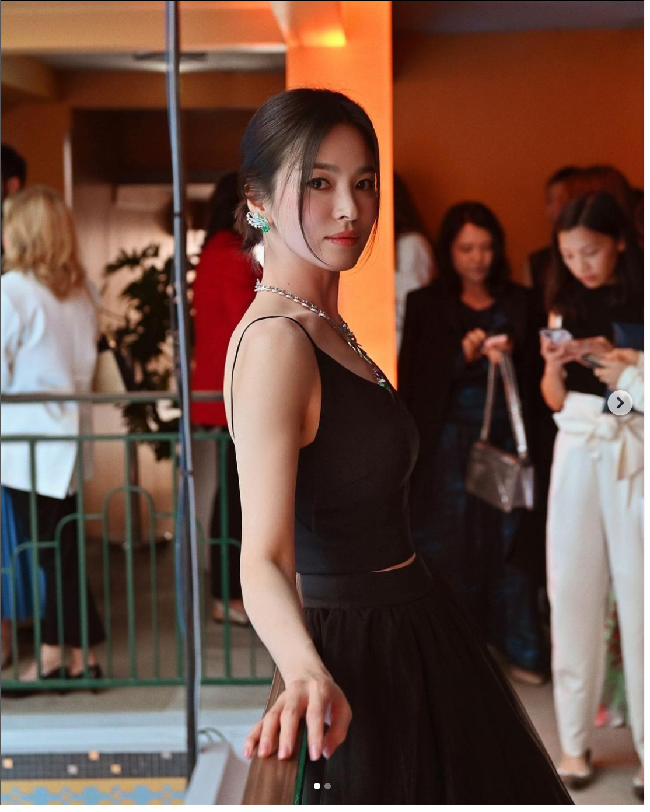 Kecantikan Song Hye Kyo di acara Chaumet banjir pujian netizen. “Dia adalah seorang dewi,” tulis netizen. “Dia seperti melawan waktu, dia sama sekali tidak menua,” tulis netizen lainnya. Foto: Dok. Instagram @kyo1122 @chaumetofficial