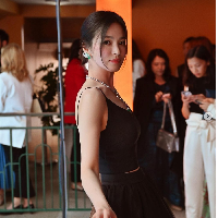 Kecantikan Song Hye Kyo di acara Chaumet banjir pujian netizen. “Dia adalah seorang dewi,” tulis netizen. “Dia seperti melawan waktu, dia sama sekali tidak menua,” tulis netizen lainnya. Foto: Dok. Instagram @kyo1122 @chaumetofficial