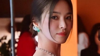 7 Gaya Menawan Song Hye Kyo di Paris, Selfie Bareng Pria Bule Curi Atensi