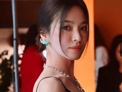 7 Gaya Menawan Song Hye Kyo di Paris, Selfie Bareng Pria Bule Curi Atensi