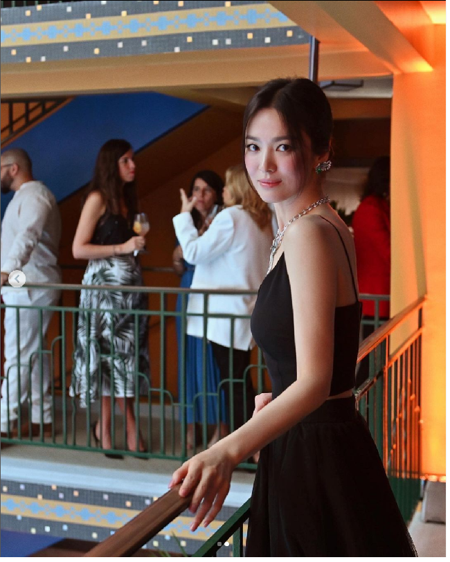 Song Hye Kyo menghadiri acara Ondes Et Merveilles De Chaumet yang digelar di Paris, Prancis. Hye Kyo menghadiri acara tersebut sebagai brand ambassador Chaumet kawasan Asia Pasifik. Foto: Dok. Instagram @kyo1122 @chaumetofficial
