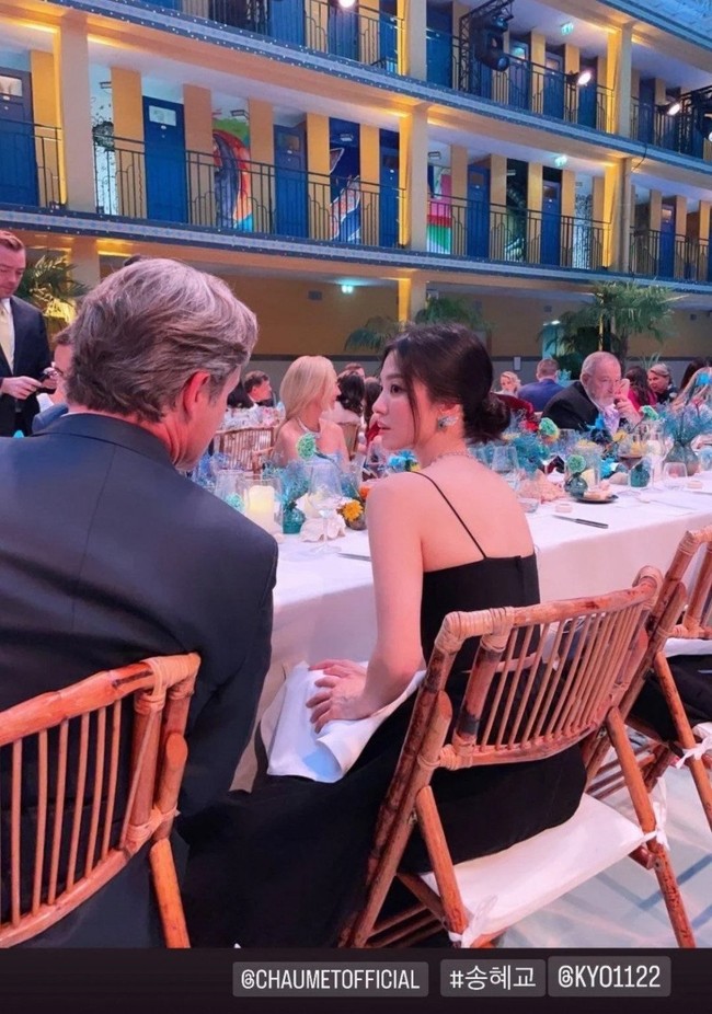 Saat acara makan malam Chaumet, Song Hye Kyo duduk bersebelahan dengan Laurent Solly. Keduanya tampak berbincang akrab hingga selfie bersama. Foto: Dok. Instagram @kyo1122 @chaumetofficial