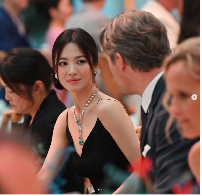 Bintang drama Korea Descendats of the Sun itu tampil memesona memakai perhiasan Chaumet, kalung dan anting-anting berwarna senada. Foto: Dok. Instagram @kyo1122 @chaumetofficial