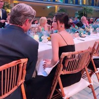 Saat acara makan malam Chaumet, Song Hye Kyo duduk bersebelahan dengan Laurent Solly. Keduanya tampak berbincang akrab hingga selfie bersama. Foto: Dok. Instagram @kyo1122 @chaumetofficial