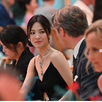 Bintang drama Korea Descendats of the Sun itu tampil memesona memakai perhiasan Chaumet, kalung dan anting-anting berwarna senada. Foto: Dok. Instagram @kyo1122 @chaumetofficial