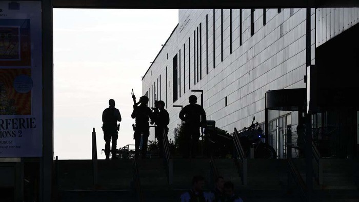 Suasana Mal di Denmark Usai Penembakan yang Tewaskan 3 Orang Tiga orang tewas dalam penembakan di mal Kopenhagen, Denmark. Begini suasana mal tersebut usai penembakan.
