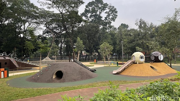 Pada hari biasa, area children playground Tebet Eco Park adalah spot favorit bagi para murid TK dan sebayanya. Di hari libur, lokasi ini begitu padat oleh para pengunjung.