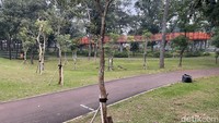 Meski ada garis dilarang melintas di lokasi ini, banyak traveler yang sebelum penutupan masih menginjak-injak rerumputan yang sudah gundul.