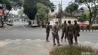 Meski Tebet Eco Park masih ditutup, Satpol PP tetap berjaga di beberapa titik di sekitar taman itu. Mereka mulai berjaga sekitar pukul 06.00 WIB.