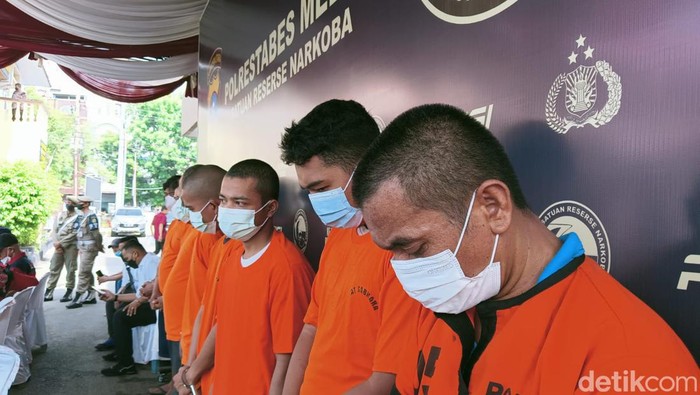 Tersangka pengedar narkoba dipamerkan polisi. (Goklas/detikSumut)