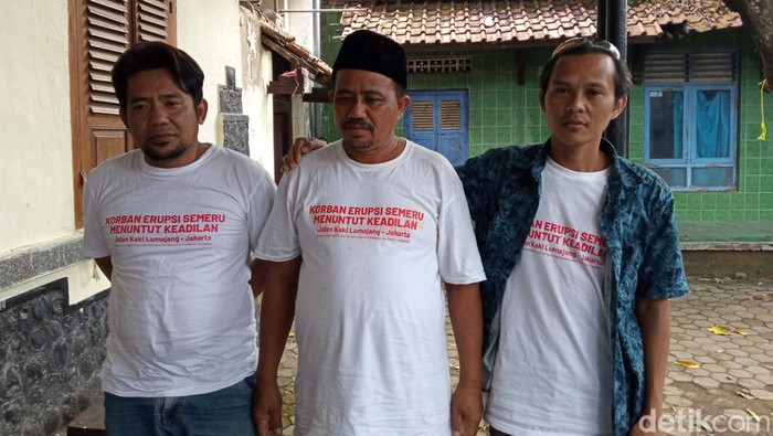 Tiga warga korban Semeru berjalan kaki dari Lumajang ke Istana Negara untuk mengadu ke Jokowi