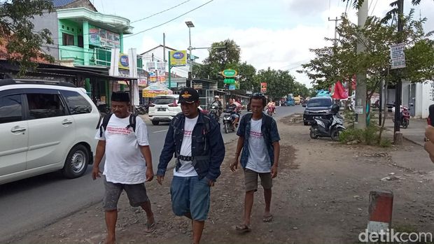 Tiga warga korban Semeru berjalan kaki dari Lumajang ke Istana Negara untuk mengadu ke Jokowi