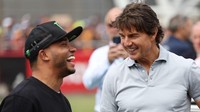Dia terlihat berpose bersama kakak Lewis Hamilton, Nicolas Hamilton, yang adiknya finis ketiga dalam balapan Formula 1 di Sirkuit Silverstone, Inggris.  Foto: Getty Images/Clive Mason