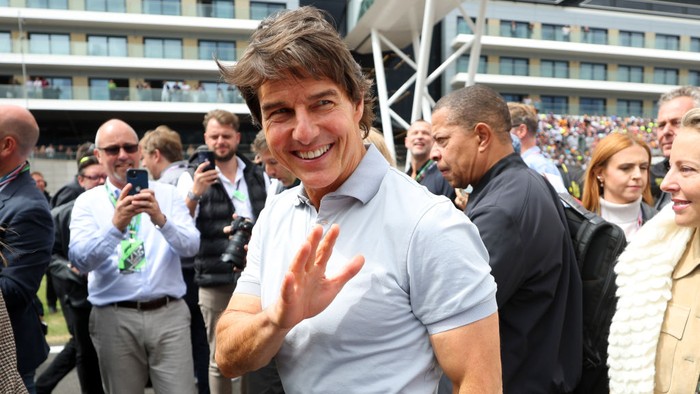 Tom Cruise yang Tetap Awet Muda di Usia 60 Tahun NORTHAMPTON, ENGLAND - JULY 03: Tom Cruise walks in the Paddock prior to the F1 Grand Prix of Great Britain at Silverstone on July 03, 2022 in Northampton, England. (Photo by Clive Mason/Getty Images)