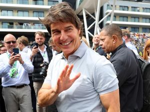 Tom Cruise Kirim Cake Natal ke Pangeran William-Kate Pakai Jet Pribadi