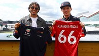 Trent bertukar seragam dengan Verstappen, juara bertahan F1. (Foto: Getty Images/Mark Thompson)