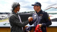 Bek Inggris itu memberi dukungan kepada Verstappen yang bakal balapan di Sirkuit Silverstone. (Foto: Getty Images/Mark Thompson)