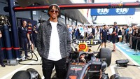Trent tak ketinggalan berfoto dengan mobil Red Bull kepunyaan Verstappen. (Foto: Getty Images/Mark Thompson)