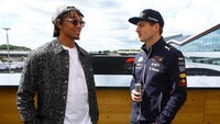 Trent Alexander-Arnold turut hadir di Sirkuit Silverstone dan bertemu Max Verstappen. (Foto: Getty Images/Mark Thompson)