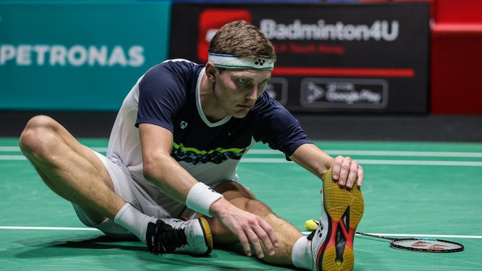 KUALA LUMPUR, MALAYSIA - JULY 03: Viktor Axelsen of Denmark poses with his medal during the victory ceremony at the Men’s Singles Finals match against Kento Momota of Japan on day six of the Petronas Malaysia Open at Axiata Arena on July 03, 2022 in Kuala Lumpur, Malaysia. (Photo by Annice Lyn/Getty Images)