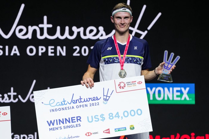 KUALA LUMPUR, MALAYSIA - JULY 03: Viktor Axelsen of Denmark poses with his medal during the victory ceremony at the Men’s Singles Finals match against Kento Momota of Japan on day six of the Petronas Malaysia Open at Axiata Arena on July 03, 2022 in Kuala Lumpur, Malaysia. (Photo by Annice Lyn/Getty Images)