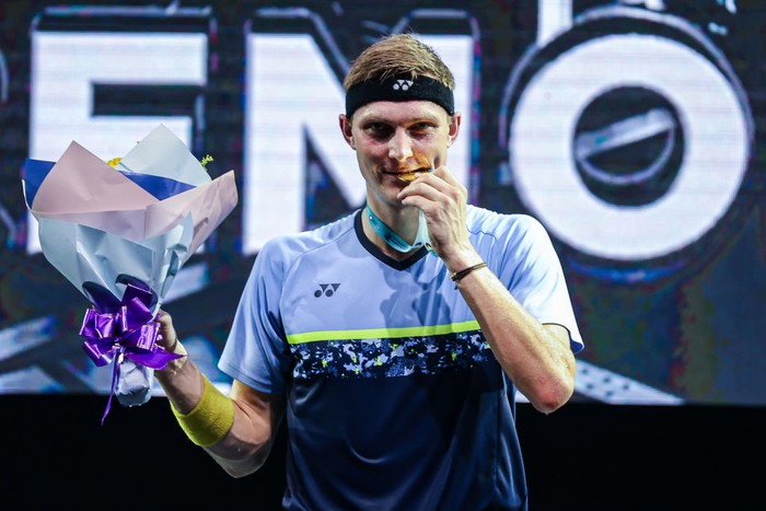 Viktor Axelsen KUALA LUMPUR, MALAYSIA - JULY 03: Viktor Axelsen of Denmark poses with his medal during the victory ceremony at the Men’s Singles Finals match against Kento Momota of Japan on day six of the Petronas Malaysia Open at Axiata Arena on July 03, 2022 in Kuala Lumpur, Malaysia. (Photo by Annice Lyn/Getty Images)