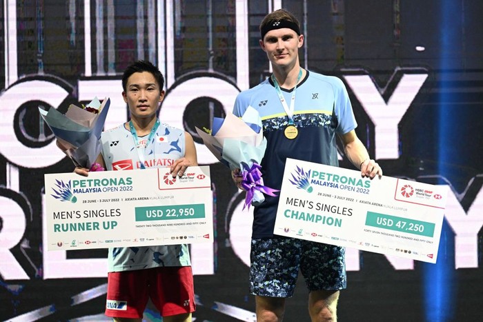 JAKARTA, INDONESIA - JUNE 19: Viktor Axelsen (R) of Denmark and Zhao Junpeng of China pose with their medals after the Mens Single Final match on day six of the Indonesia Open at Istora Senayan on June 19, 2022 in Jakarta, Indonesia. (Photo by Shi Tang/Getty Images)