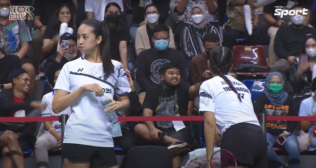 Anya Geraldine dan Raisa terlihat kompak mengenakan kaos olahraga putih dan celana pendek hitam. Sebelum mulai bertanding, keduanya tampak bersiap-siap dan melakukan pemanasan terlebih dahulu. Foto: YouTube/Vindes