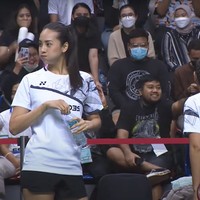 Anya Geraldine dan Raisa terlihat kompak mengenakan kaos olahraga putih dan celana pendek hitam. Sebelum mulai bertanding, keduanya tampak bersiap-siap dan melakukan pemanasan terlebih dahulu. Foto: YouTube/Vindes