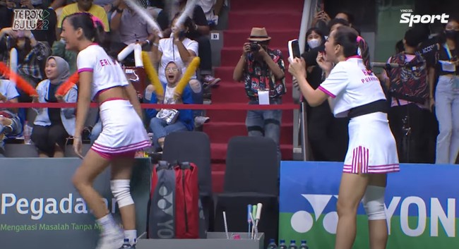 Sementara itu Hesti Purwadinata dipasangkan dengan Erika Carlina untuk melawan Raisa dan Anya. Berbeda dengan kostum yang dikenakan Anya dan Raisa, Hesti dan Erica tampil lebih girly dengan crop top dan rok olahraga berwarna putih dengan aksen merah muda. Foto: YouTube/Vindes